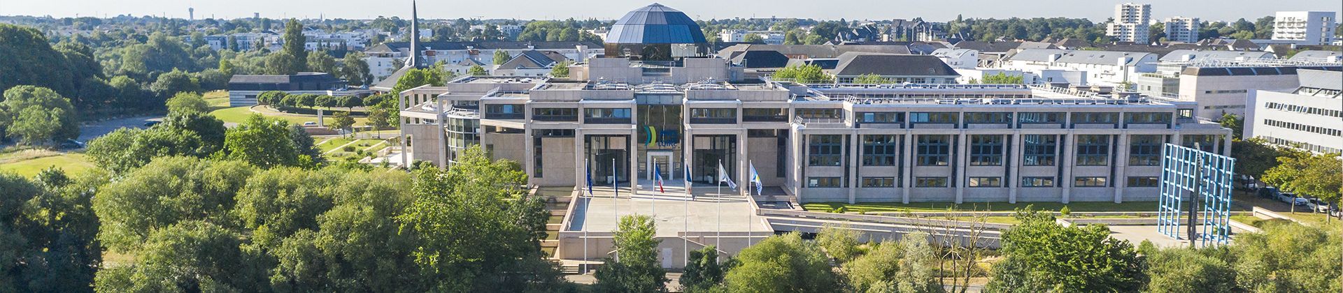 vue de face du parvis de l’hôtel de Région