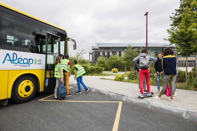 Bus scolaire Aléop avec jeunes aux abords