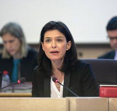 Christelle Morançais, présidente du Conseil régional des Pays de la Loire parle au micro dans l'hémicycle