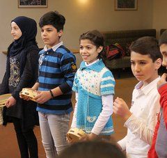 Groupe d'enfants libanais jouant du tambourin