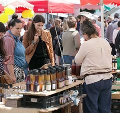 clientes sur un marché de producteurs ligériens