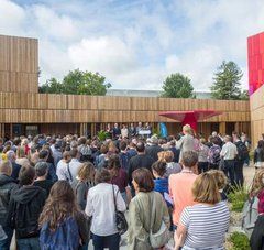 foule de personnel enseignant, encadrant et élèves dans la cour du lycée